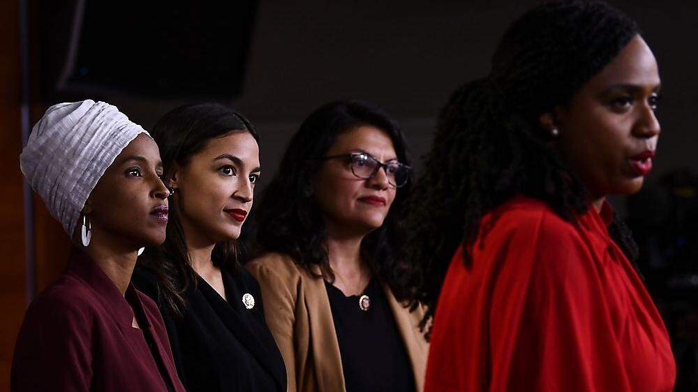 Die vier ambitionierten Politikerinnen im Einsatz bei einer Pressekonferenz
