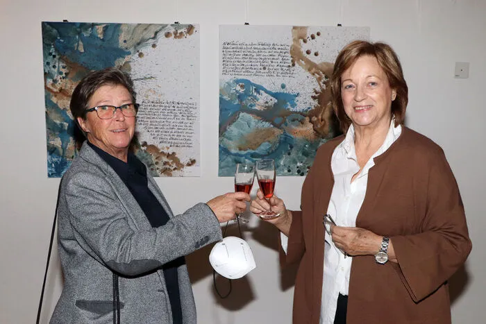 Helga Krakoling und Elfriede "Elfi" Strasser konnten auf eine sehr schöne Ausstellungseröffnung anstoßen!