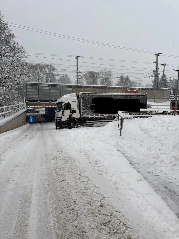 Wie vielerorts war auch in Mitterdorf ein Lkw hängengeblieben