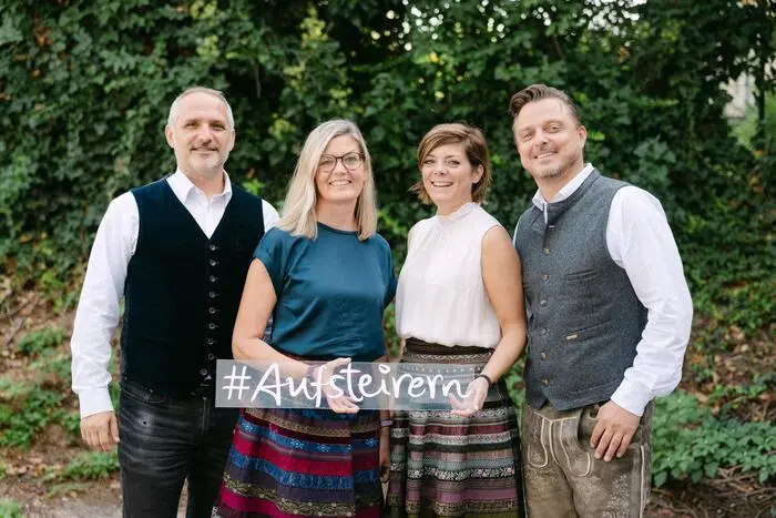 Markus Lientscher, seine Frau Alexandra sowie Astrid und Giuseppe Perna (von rechts) haben gemeinsam die „Ivents Kulturagentur“ in Graz
