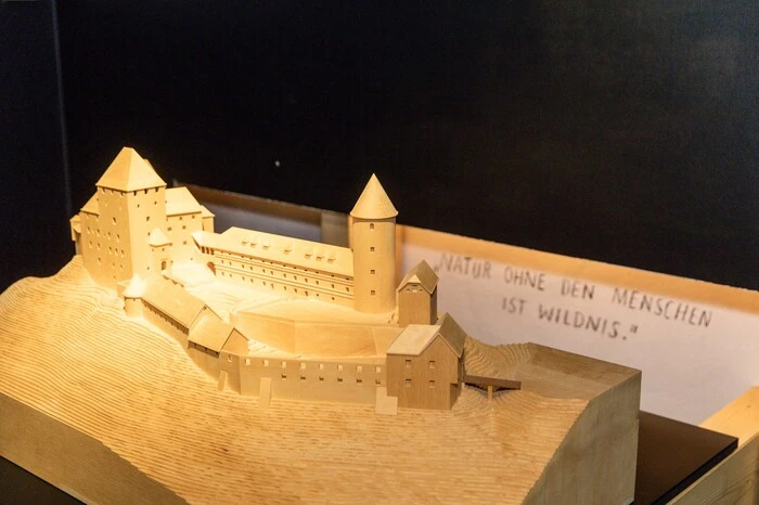 Hier ein Modell der Burg Deutschlandsberg: Dahinter einer der Wandsprüche, die das Verhältnis zwischen Natur und Mensch behandeln.