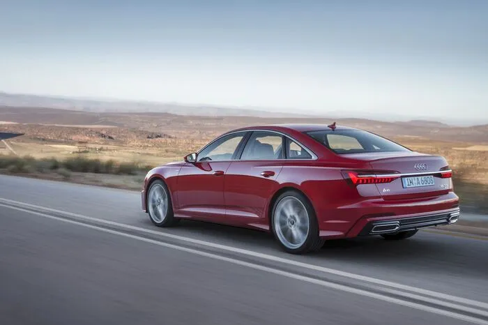 Während die beiden V6-Diesel mit einer Achtstufen-Automatik zusammenarbeiten, sind der 3.0 TFSI und der 2.0 TDI serienmäßig an ein Siebengang-Doppelkupplungsgetriebe gekoppelt. Alle 3-Liter-Motorisierungen sind serienmäßig mit Allradantrieb ausgestattet. Im Zusammenspiel mit der Automatik hat er das selbstsperrende Mittendifferenzial (und optional auch ein Sportdifferenzial), beim Doppelkupplungsgetriebe werden die Hinterräder nur dann zugeschaltet, wenn er gebraucht wird.