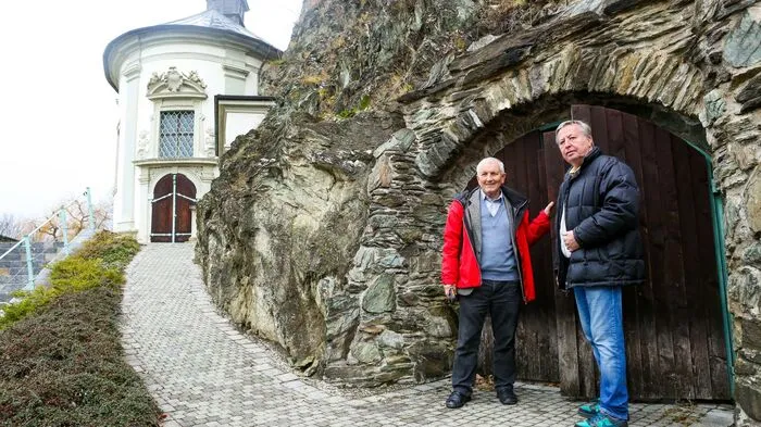 Weithin sichtbar thronen die drei Kreuze am Grazer Kalvarienberg im Grazer Norden.