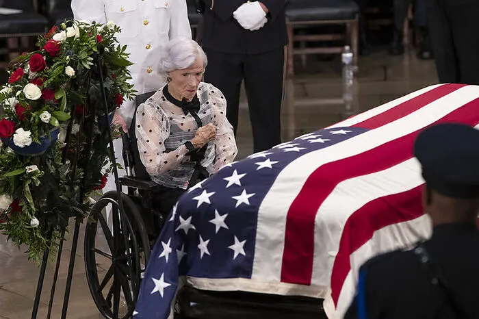 Roberta McCain, die 106 Jahre alte Mutter des Senators, nahm Abschied von ihrem Sohn