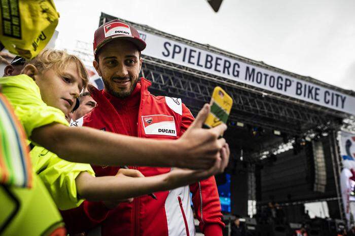 Für ein Selfie mit Größen wie Andrea Dovizioso (ITA) ist die MotoGP die perfekte Gelegenheit.