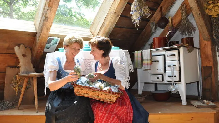 Auch Landeshauptmann-Stellvertreterin Gaby Schaunig ist ein Fan der Irschner Kräutertees und lässt sich von Monika Oberlojer im Kräuterhaus beraten.