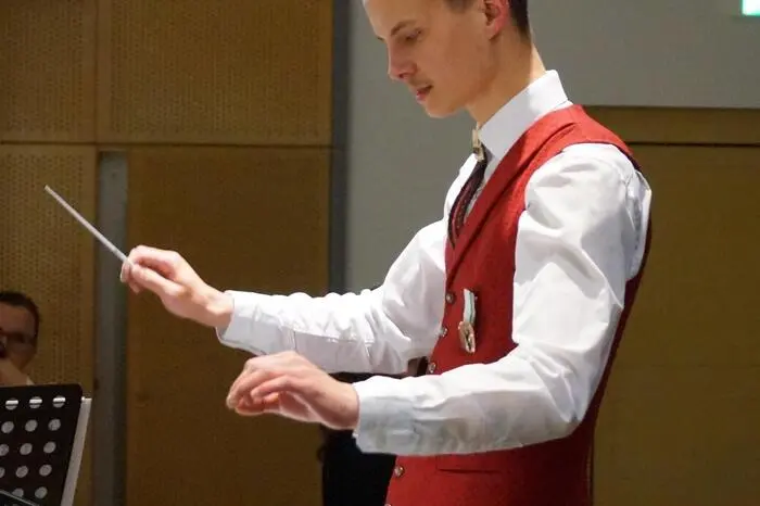 Zu seinem 21. Geburtstag dirigierte Kapellmeister-Stellvertreter Nico Lercher das Musikstück „Kirschblütenzauber“.