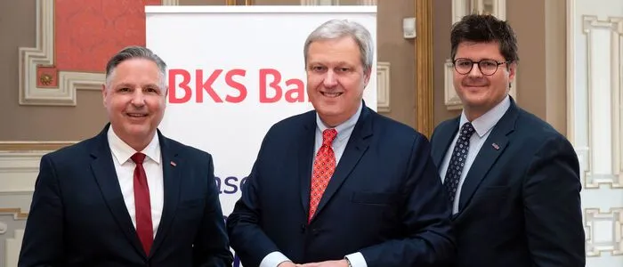 Der Vorstandsvorsitzende der BKS Bank, Nikolaus Juhász, mit den Leitern des neuen Filialverbundes Lavanttal Martin Pulsinger (li.) und Georg Reichstamm (re.)