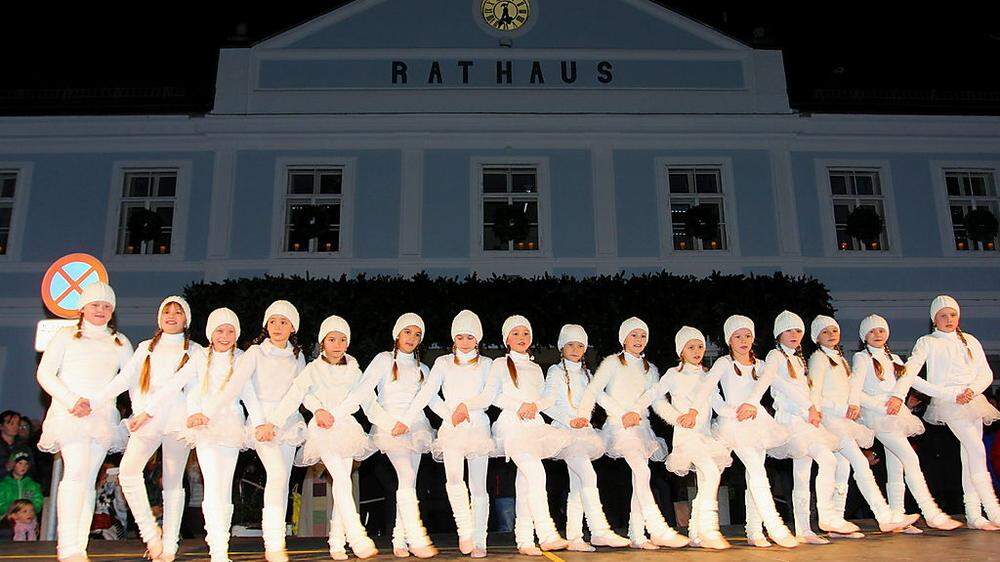 Die „Schneeflocken“ eröffneten mit ihrer Tanzeinlage den Feldbacher Advent vor dem Rathaus 