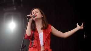 Sängerin Alice Merton während eines Konzertes auf der Bühne des Donauinselfestes 2019