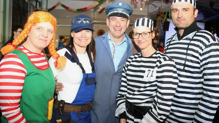 Peter Probst (Mitte) und die Feuerwehr belebten wieder den Fasching in der Thermenstadt.