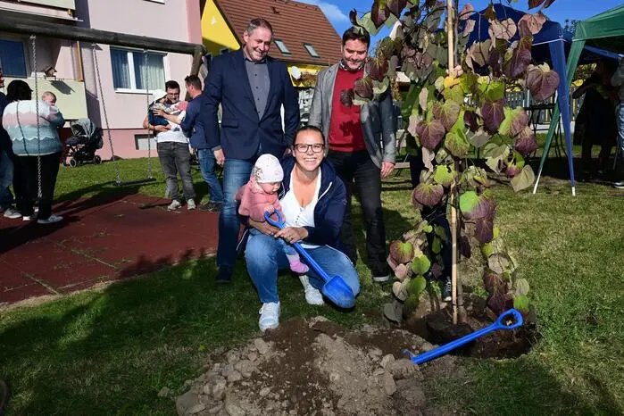 Mit kräftiger Mithilfe der Eltern, von Bürgermeister Günter Reichhold und dem zweiten Vizebürgermeister Siegfried Traffler wurde der Baum eingepflanzt. 