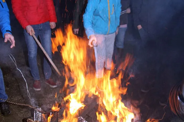 Dabei gab es viel an originellen Gefäßen zu sehen, mit welchem das geweihte Feuer dann nach Hause gebracht wurde.