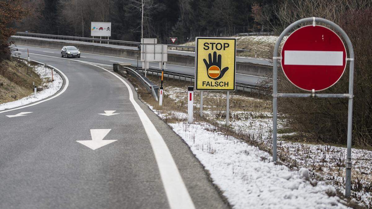 Stoppschilder markieren deutlich die falsche Fahrtrichtung, doch immer wieder werden sie übersehen oder ignoriert