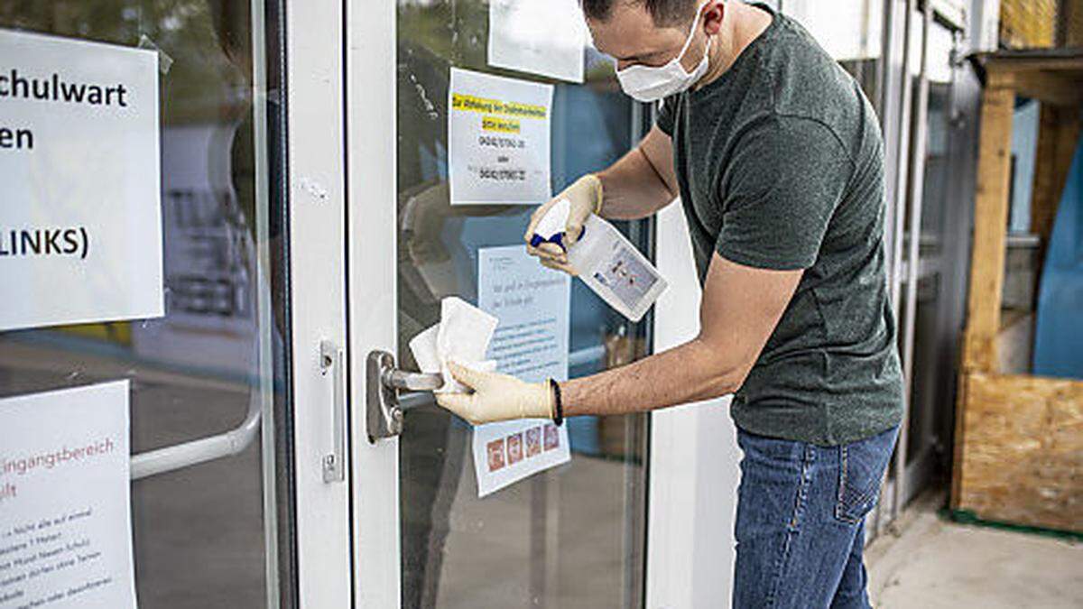 Desinfizieren und Abstand halten gehört ab Montag in Villachs Schulen wieder zum obersten Gebot