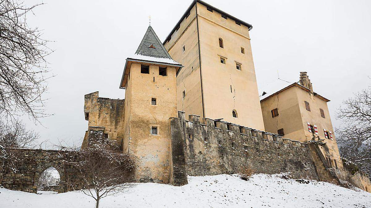Der Bergfried (Mitte) wurde 1254 erstmals erwähnt, das Herrenhaus (rechts) dürfte im 15. Jahrhundert errichtet worden sein