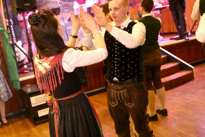 Den Eröffnungstanz nahm die Landjugendgruppe (LJ) Grafenstein (Foto) vor, für die Mitternachtseinlage sorgte die LJ Brückl. 