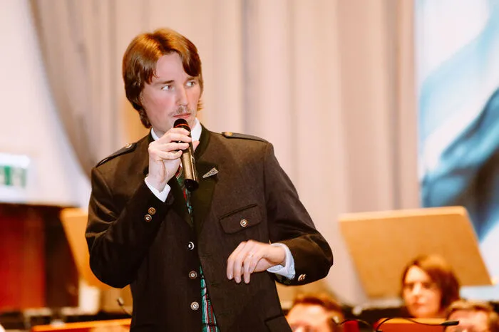 Das Jugendblasorchester Leoben unter der Leitung von Christian Riegler konnte im Anschluss sein Können unter Beweis stellen. Zusätzlich wurden drei Jungmusiker ausgezeichnet: Vinzenz Spitaler und Mira Supancic haben das Leistungsabzeichen in Bronze überreicht bekommen und Clemens Fuchsbichler das Juniorabzeichen. David Schlager (im Bild) - Sänger, Dirigent und Organist aus Mautern - führte durch das Programm.