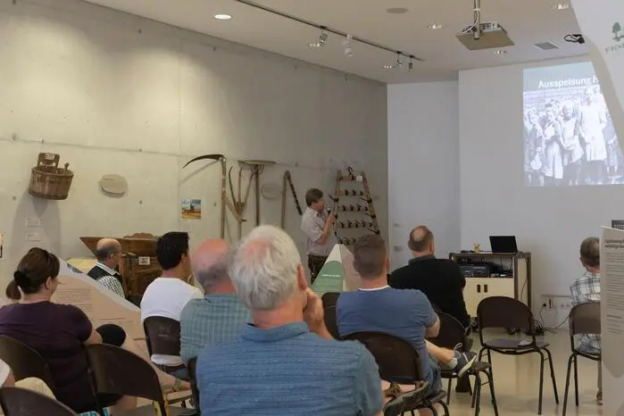 Besucherinnen und Besucher nutzten die Gelegenheit, mit den Autoren ins Gespräch zu kommen und sich über die Geschichte der Viehzuchtgenossenschaft Friedberg zu informieren. 