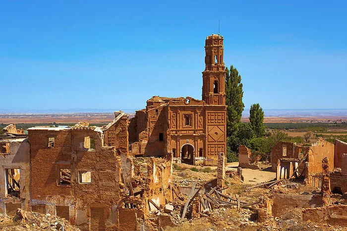 1937 wurde Belchite während des Spanischen Bürgerkriegs fast vollkommen zerstört. Die Ruinen stehen als Mahnmal bis heute in dem malerischen Ort in der Provinz Saragossa.
