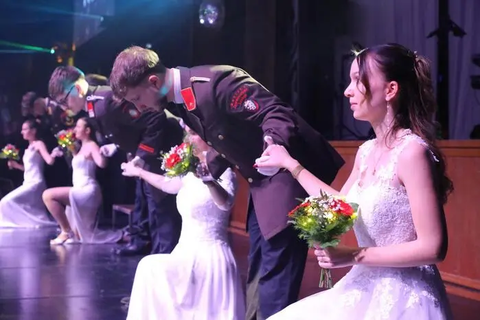 Eine schwungvolle Polonaise der Feuerwehrkameraden mit ihren Begleiterinnen, unter der bewährten Choreografie der Tanzschule Glauninger aus Leoben, setzte den glanzvollen Auftakt.
