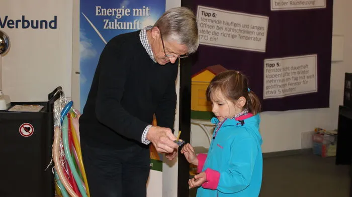 Rudolf Schwarz vom Energieforum Lipizzanerheimat experimentierte mit den Mädchen von den Kindergärten Pichling und Krottendorf-Gaisfeld.