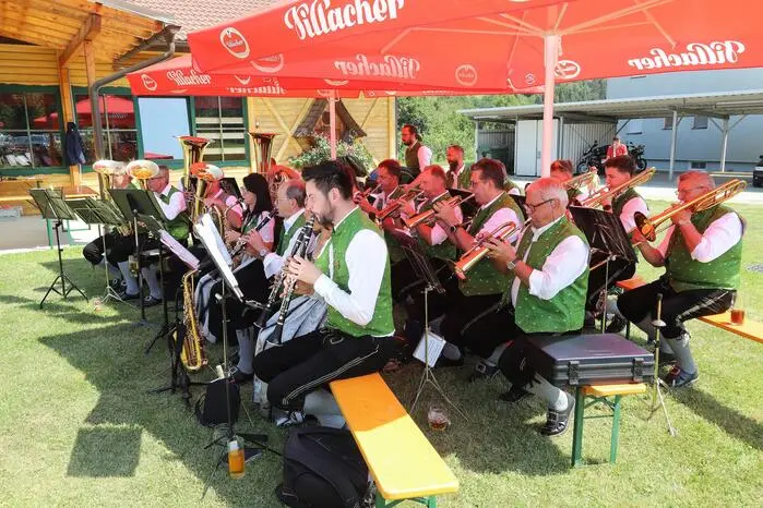 Die Trachtenkapelle Steuerberg unter ihrem Kapellmeister Paul Eberhard und dem Obmann Walter Jost gab dann ein Platzkonzert vor dem Kulturhaus in der brütenden Sommerhitze! 