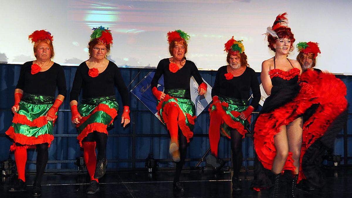 Margot Loibnegger mit den Grisetten beim Cancan im Pörtschacher Congress Center