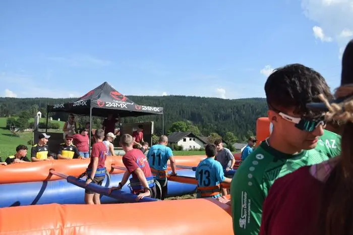 Für die passende Stimmung sorgte die Firma Pro Sound Veranstaltungstechnik. Den Ausklang nahm das Fest am Sontag mit der Siegerehrung des Riesenwuzzler-Turniers. 