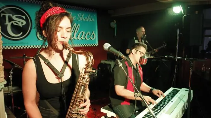 Den Auftakt machten die Shakin Cadillacs im Cafe Alibi.