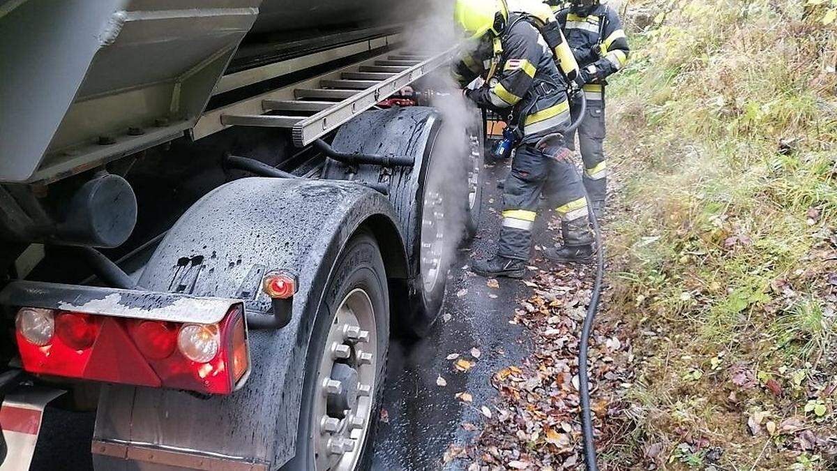 Die FF Kindberg-Stadt setzte fort, was der Lkw-Lenker bereits begonnen hatte