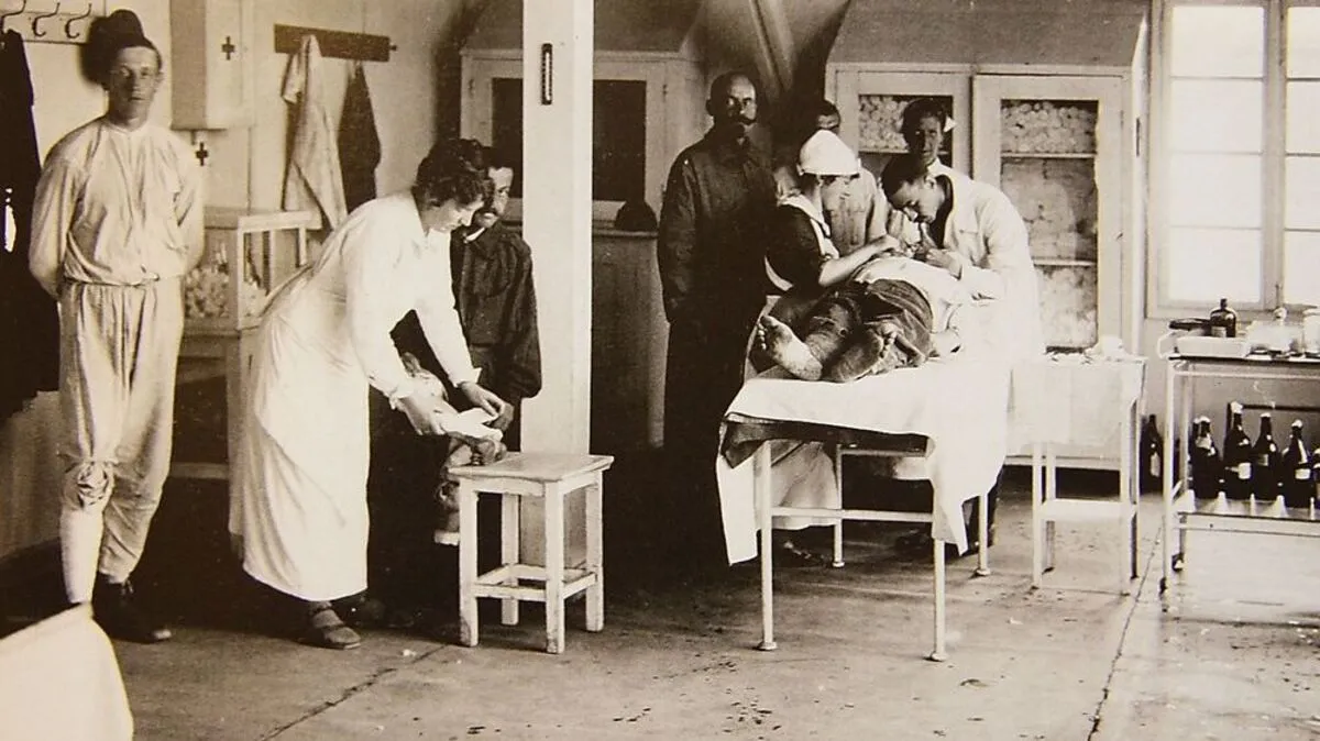 Krankenbehandlungszimmer im Lager Feldbach im 1. Weltkrieg