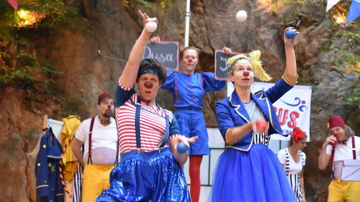 Die Rote Nasen Clowndoctors waren Freitagabend in der Waldarena in ihrer Höchstform. Nach einer Tournee durch ganz Österreich gab es heuer die allererste und - gleich wie im Vorjahr -  die einzige öffentlich zugängliche Vorstellung zum Tourschluss. Davor brachten die Clowndoctors Menschen in Krankenhäusern, Geriatrien, Behindertenheimen, Asylantenaufnahmezentren und Psychiatrien zum Lachen. Das Programm, das Anna Russegger, Marlies Franz, Doris Ehrenreich, Eva Maria Freinberger, Daniel Rüb und Christian Moser unter der Leitung von Zirkusdirektor "Ernesto" Martin Kotal  begann mit dem lustigen Aufbau eines Zirkuszeltes, beinhaltete zahlreiche Jonglagen und den Auftritt eines nicht vorhandenen Zirkuspferdes.  Das Catering kam vom Verein Klimabündnis, der Verein für Menschrechte half mit. 