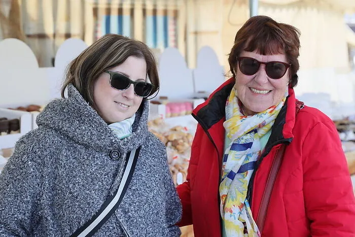 Elisabeth Jäger (75) mit ihrer Enkelin Christina Opetnik (35) aus Klagenfurt: "Ich bin früher immer mit meinem Gatten auf den Markt gefahren. Natürlich haben wir auch unsere Kinder und später die Enkelkinder mitgenommen. Es ist seit langem wieder der erste Markt. Und das Schöne ist, wir müssen nicht selbst kochen und können uns etwas gönnen."