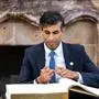 RISHI SUNAK (42) war vor allem zu Beginn der Pandemie von vielen Tories als der „natürliche“ Nachfolger Johnsons betrachtet worden. Er hatte sich als Schatzkanzler beliebt gemacht mit rascher finanzieller Hilfe für seine Landsleute in der härtesten Lockdown-Zeit. 