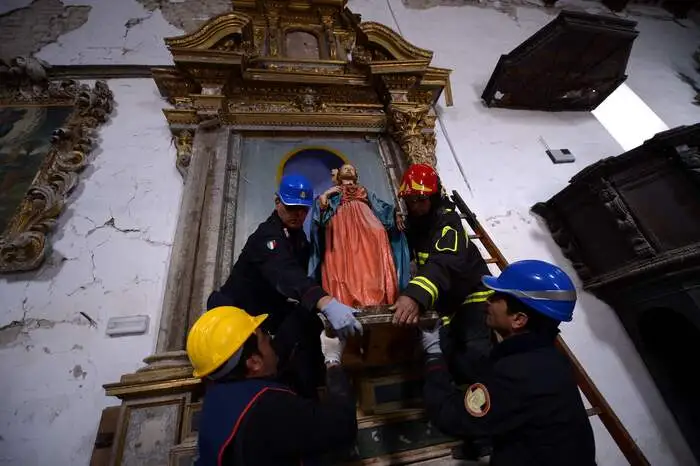 Erhalten geblieben ist es dank eines riesigen Holzschrankes, der wundersamerweise stehen blieb. Um das Meisterwerk kümmern sich nun die italienischen "Kultur-Blauhelme", eine Spezialeinheit aus Carabinieri, Historikern, Archäologen und Architekten.