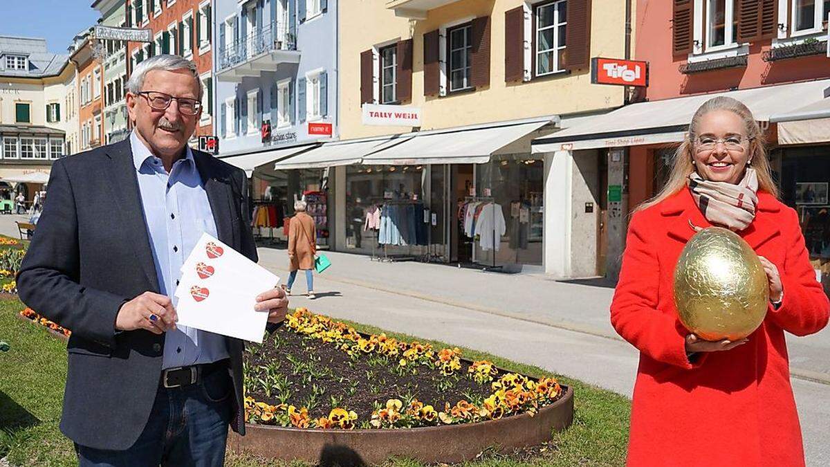 Freuen sich über die gelungene Eiersuche: Robert Geiger und Iris Rampitsch vom Stadtmarketing