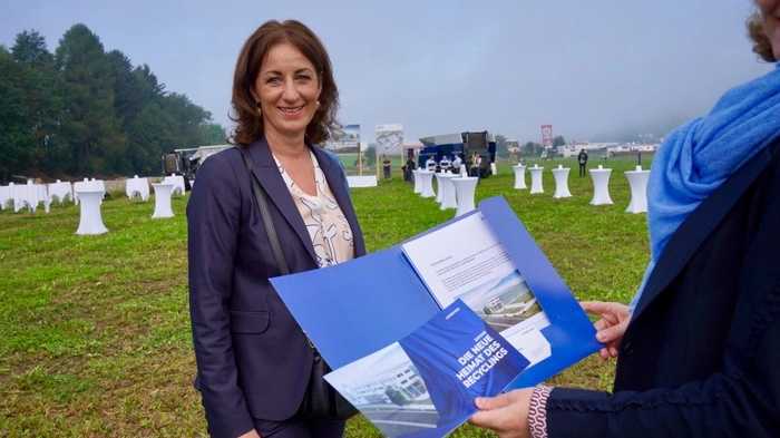 Das Spittaler Unternehmen Lindner findet eine neue Heimat des Recyclings. Beim Spatenstich feierte das Management mit Vertretern aus Politik und Wirtschaft den neuen Abschnitt in der Firmengeschichte. Am Foto Chefin Karin Lindner.