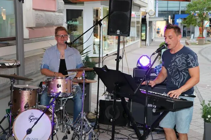 Die Callboys spielten im Wahnsinns Beisl groß auf. Vor vielen Zuhörern begeisterten sie mit alten wie auch neuen Hits.