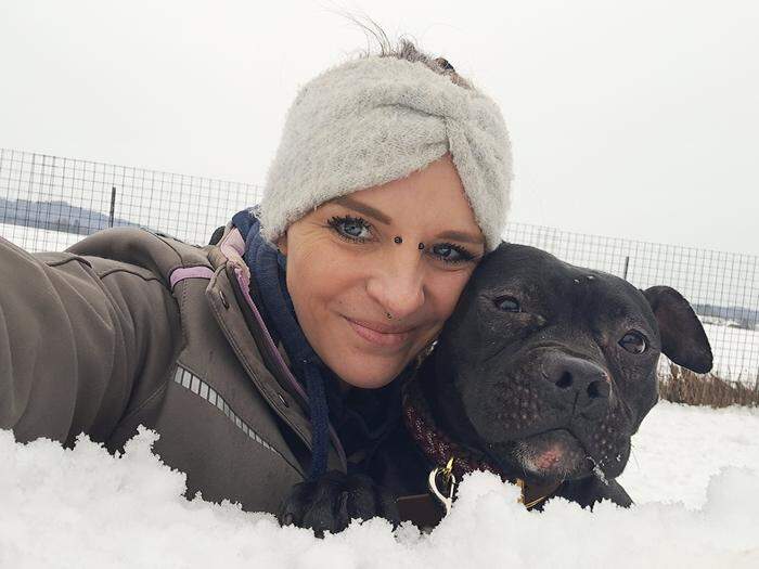 Die gerettete Greti mit Tierpflegerin Caro glücklich im Schnee 