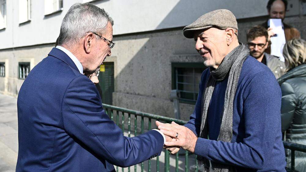 Willi Resetarits starb am 24. April 2022 (rechts), hier am Foto vor dem Integrationshaus mit Bundespräsident Alexander van der Bellen