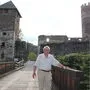 Burgherr Alois Volgger vor der sanierten Holzbrücke, die wieder befahrbar ist 