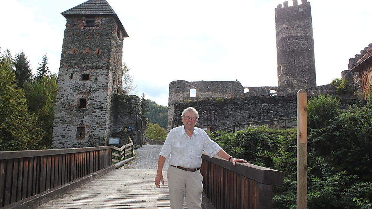 Burgherr Alois Volgger vor der sanierten Holzbrücke, die wieder befahrbar ist 