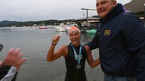 Die überglückliche Claudia Müller wurde im Ziel von Alpen Adria Swim Cup Veranstalter Georg Findenig in Empfang genommen