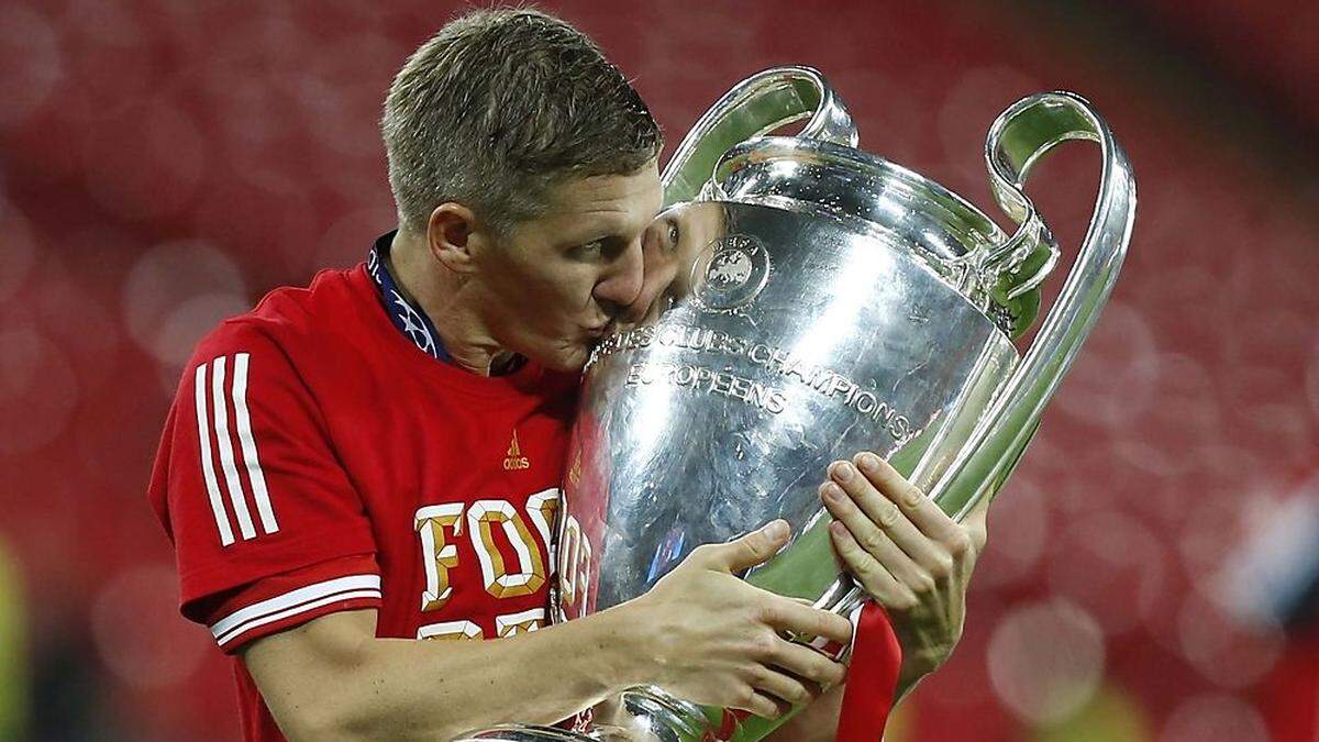 Bastian Schweinsteiger mit der begehrten Trophäe