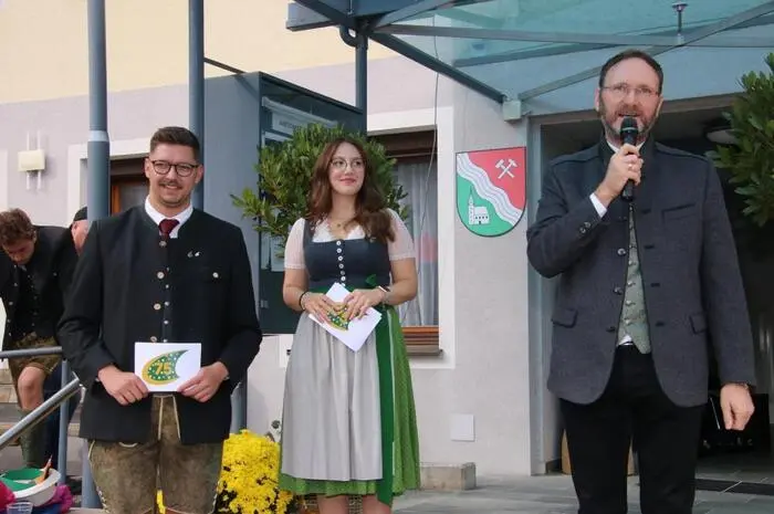 Und es war ein bestens organisiertes, würdiges, herzliches, aber auch fröhliches Fest, welches von der Landjugend aus allen Teilen des Bezirkes mitgetragen wurde.
