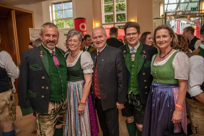 Narzissenfestvereins-Obmann Christian Seiringer (2. v. r.) mit dem Bad Ausseer Bürgermeister Franz Frosch und Gattin, Landesrat Hans Seitinger und Landtagspräsidentin Bettina Vollath. Rechts: Hoheiten 2017 Maria, Brigitte und Lisa