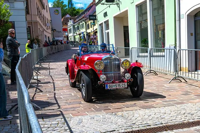 Darunter auch das älteste Auto, ein Darracq 12/32 Grand Sports Tourer. Es hat bereits 100 Jahre unter den Rädern.
