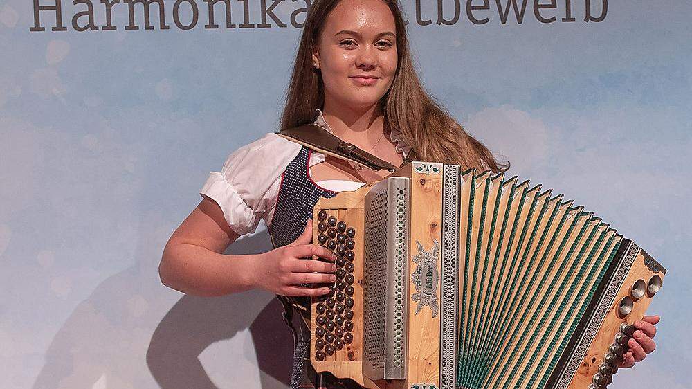 Beim Harmonikawettbewerb wird der Bezirk St. Veit von Julia Lesiak vertreten