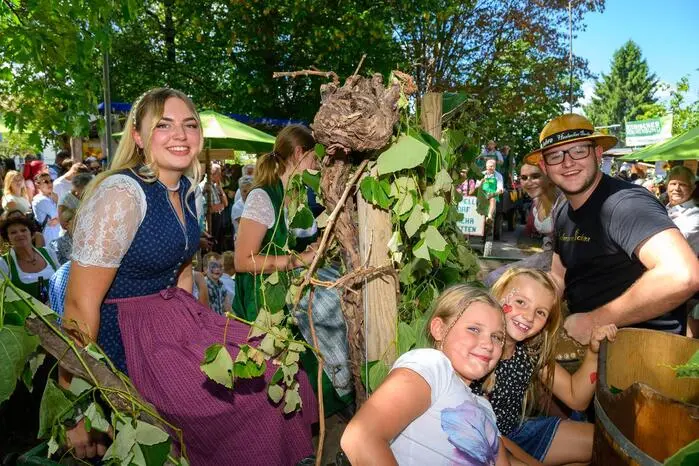 Der Sulm und der Weinberge Die Vereine der Gemeinde stellten die Anbauphasen des Weines dar 